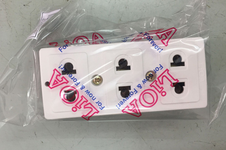 Ổ cắm ba nổi LiOA loại có 3 lỗ cắm 2 chấu